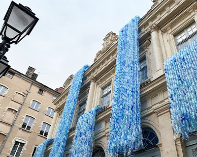 installation sur le theme du plastique aux fetes des lumières à lyon en 2019. Ces rivières de plastique qui inonde petit à petit noter planéte. 